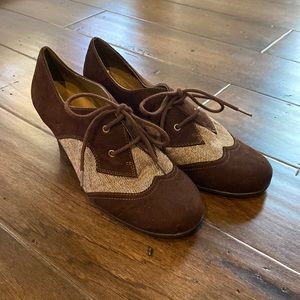 Vintage look with comfy Aerosoles! Size 8, brown suede with striped textile.